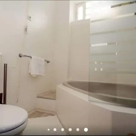 Gallery Flat In Party District *