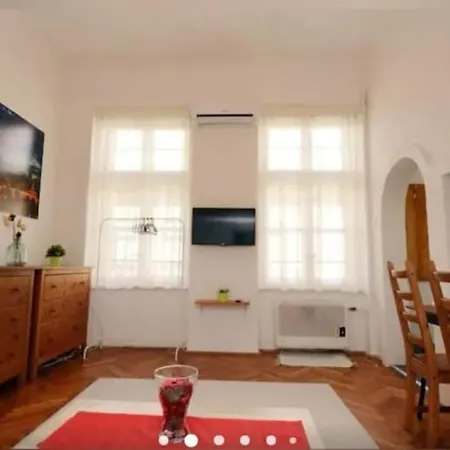 Gallery Flat In Party District *