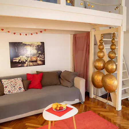 Gallery Flat In Party District *