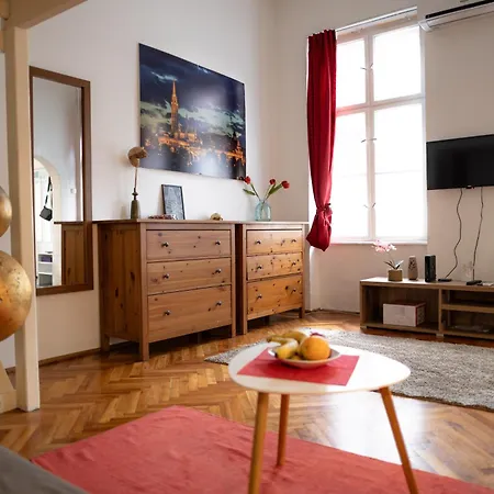 Gallery Flat In Party District Budapest