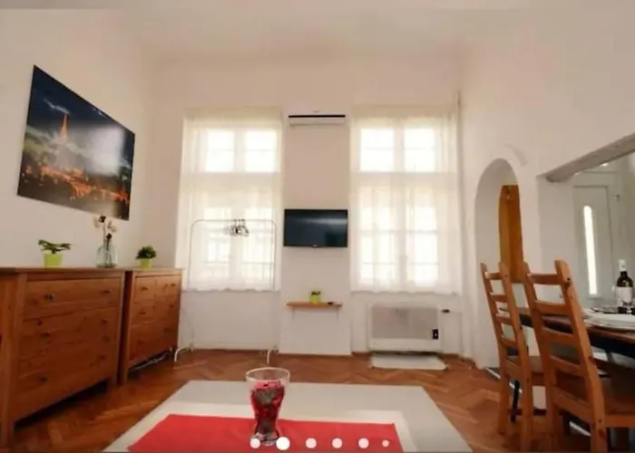 Gallery Flat In Party District *